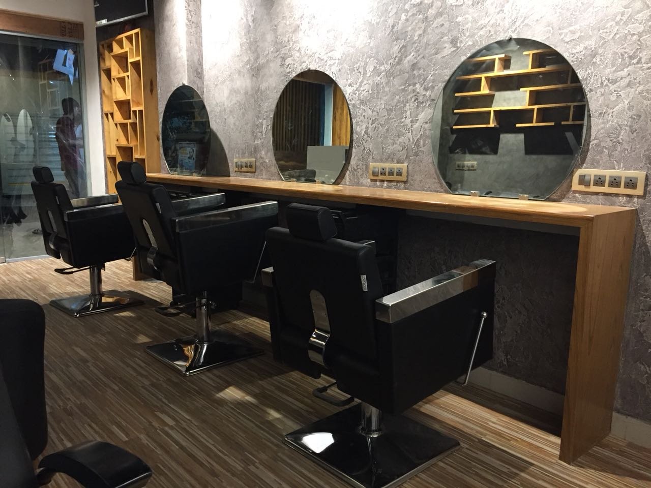 Barbaro Salon, Dombivali